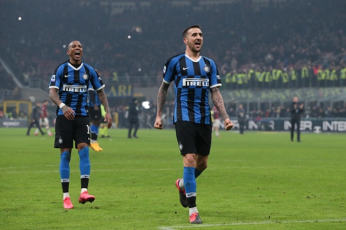 卡拉格：球迷们高喊斯洛特令人动容，在获胜后我真心为他开心