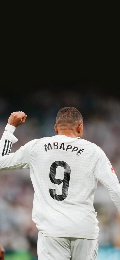 河南决战国安！三位久违强援露面，王刚单独挑大梁，新金主现场督战